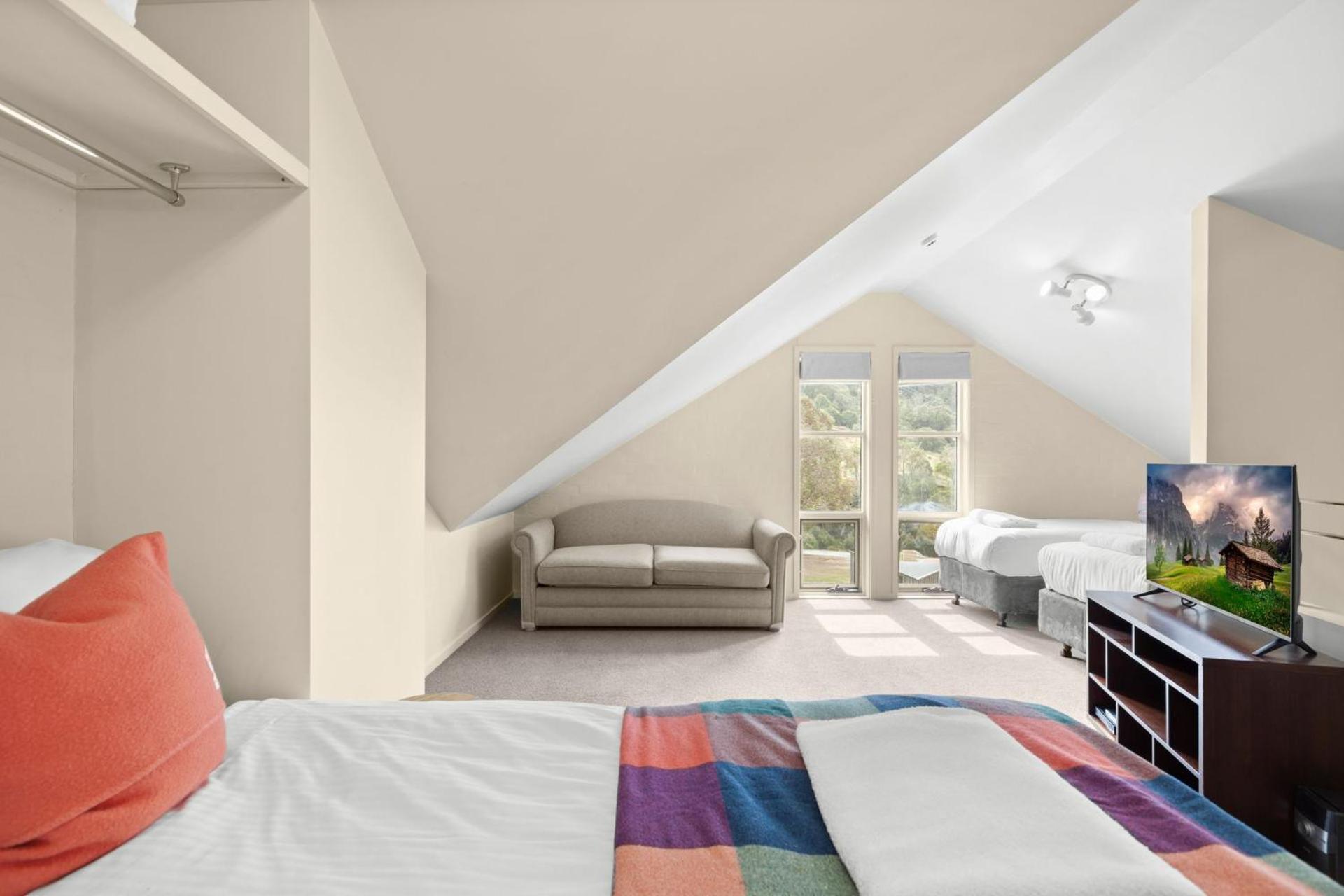 Village Green 2 Bedroom Loft Townhouse With Views Fireplace And Garage Parking Thredbo Luaran gambar