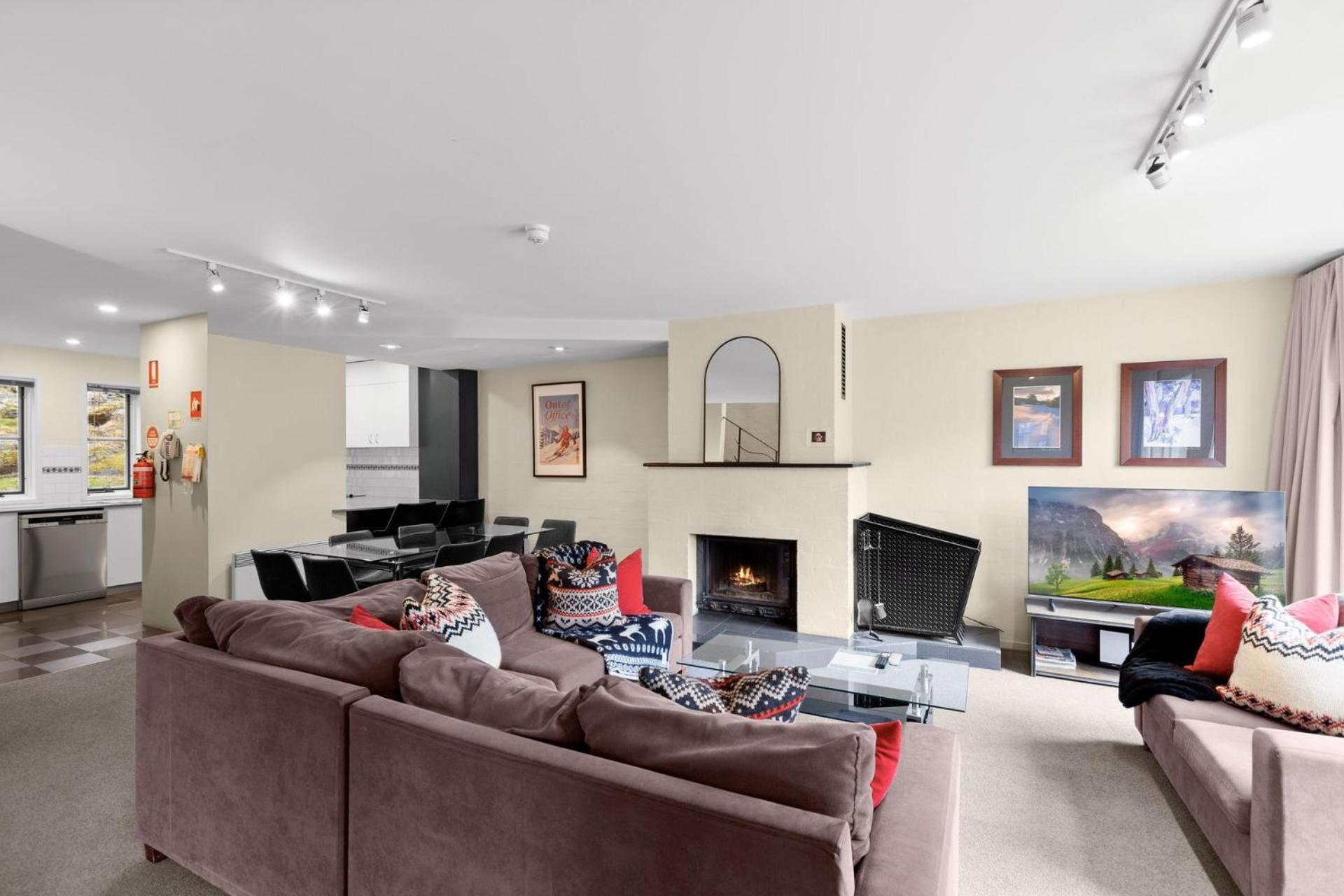 Village Green 2 Bedroom Loft Townhouse With Views Fireplace And Garage Parking Thredbo Luaran gambar