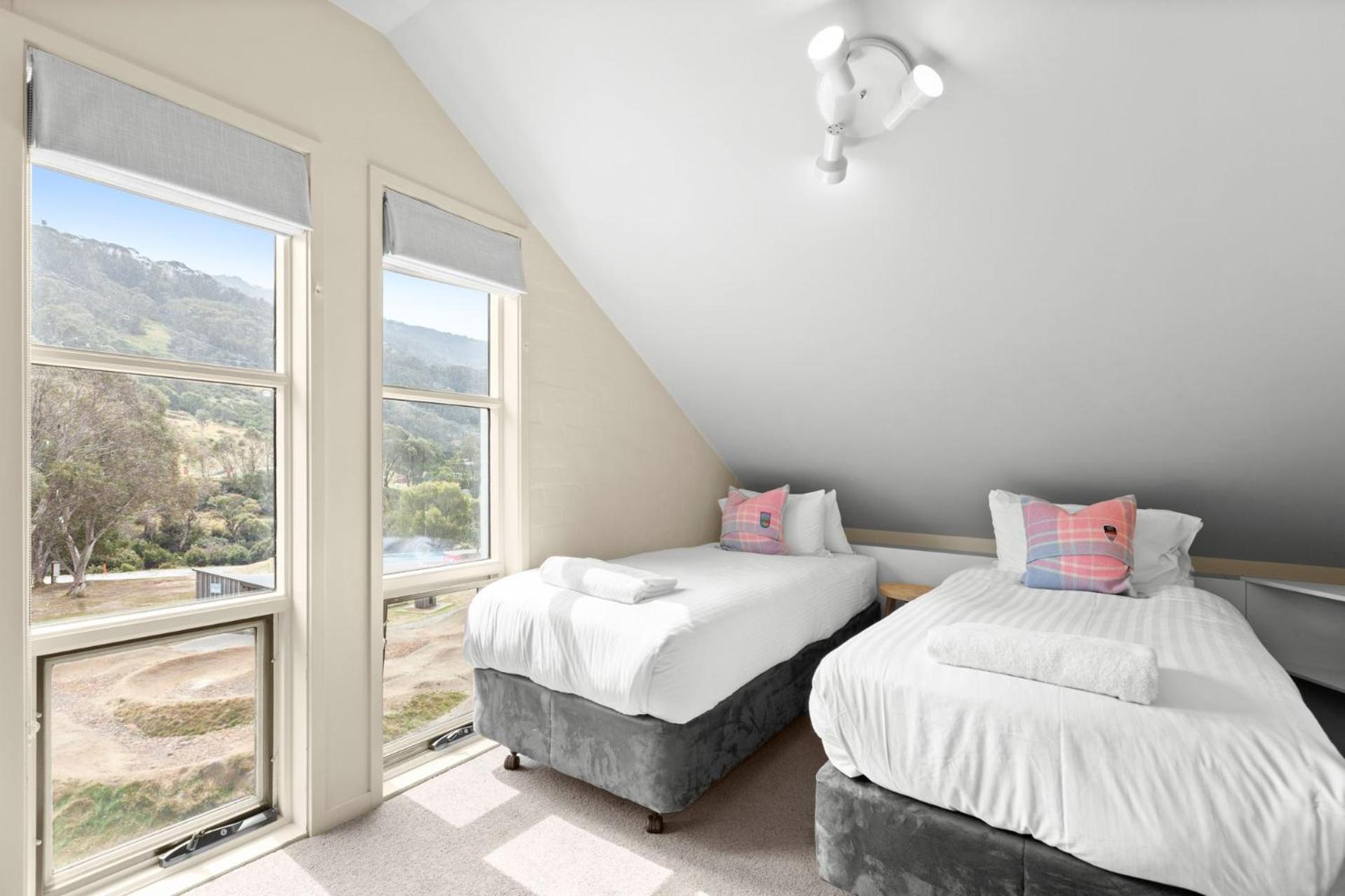 Village Green 2 Bedroom Loft Townhouse With Views Fireplace And Garage Parking Thredbo Luaran gambar