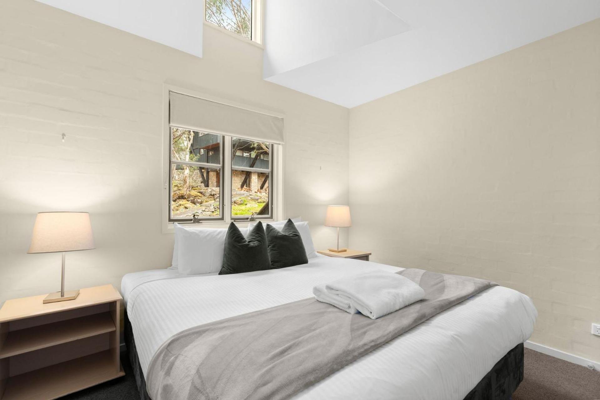 Village Green 2 Bedroom Loft Townhouse With Views Fireplace And Garage Parking Thredbo Luaran gambar