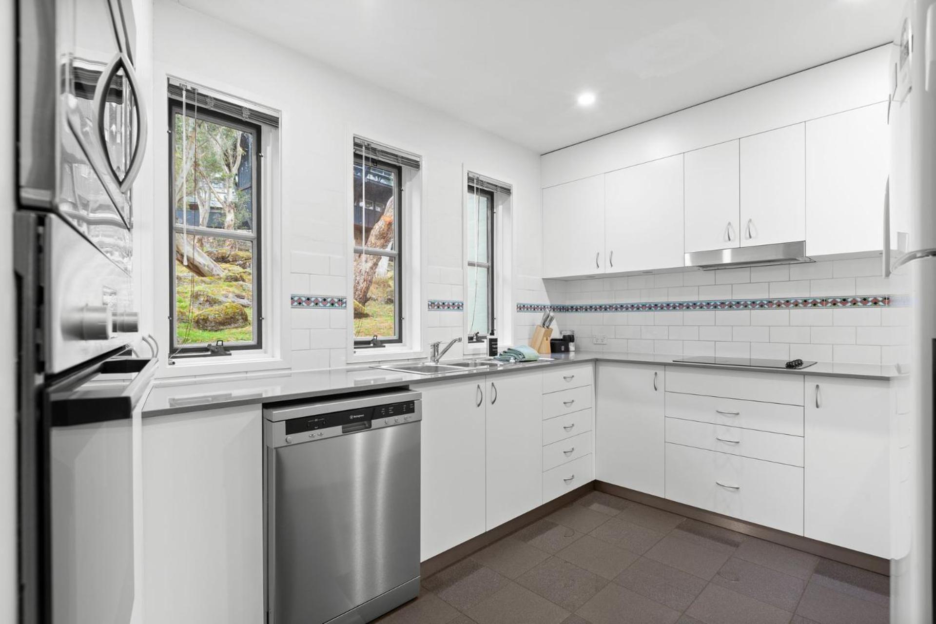 Village Green 2 Bedroom Loft Townhouse With Views Fireplace And Garage Parking Thredbo Luaran gambar
