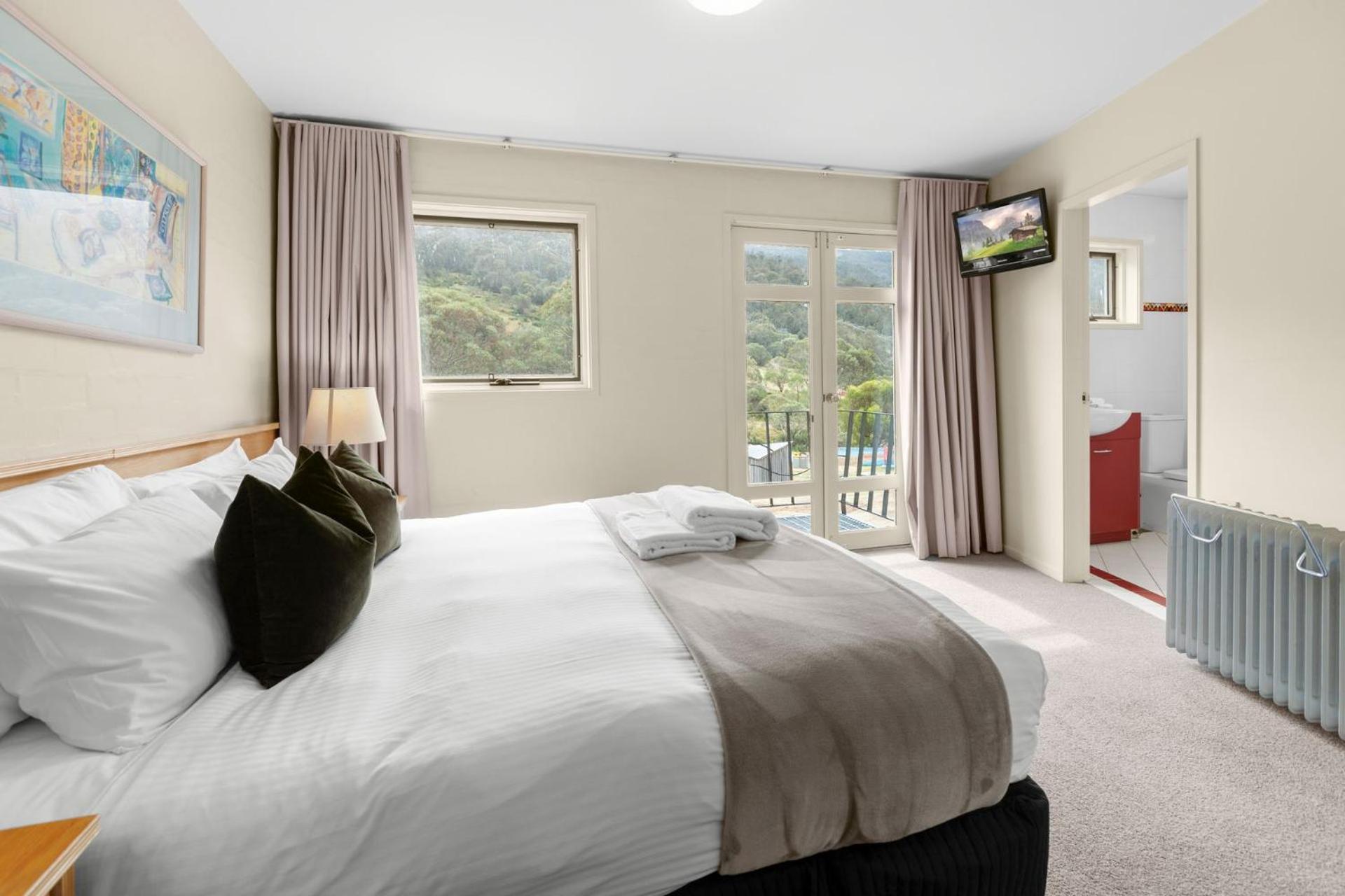 Village Green 2 Bedroom Loft Townhouse With Views Fireplace And Garage Parking Thredbo Luaran gambar