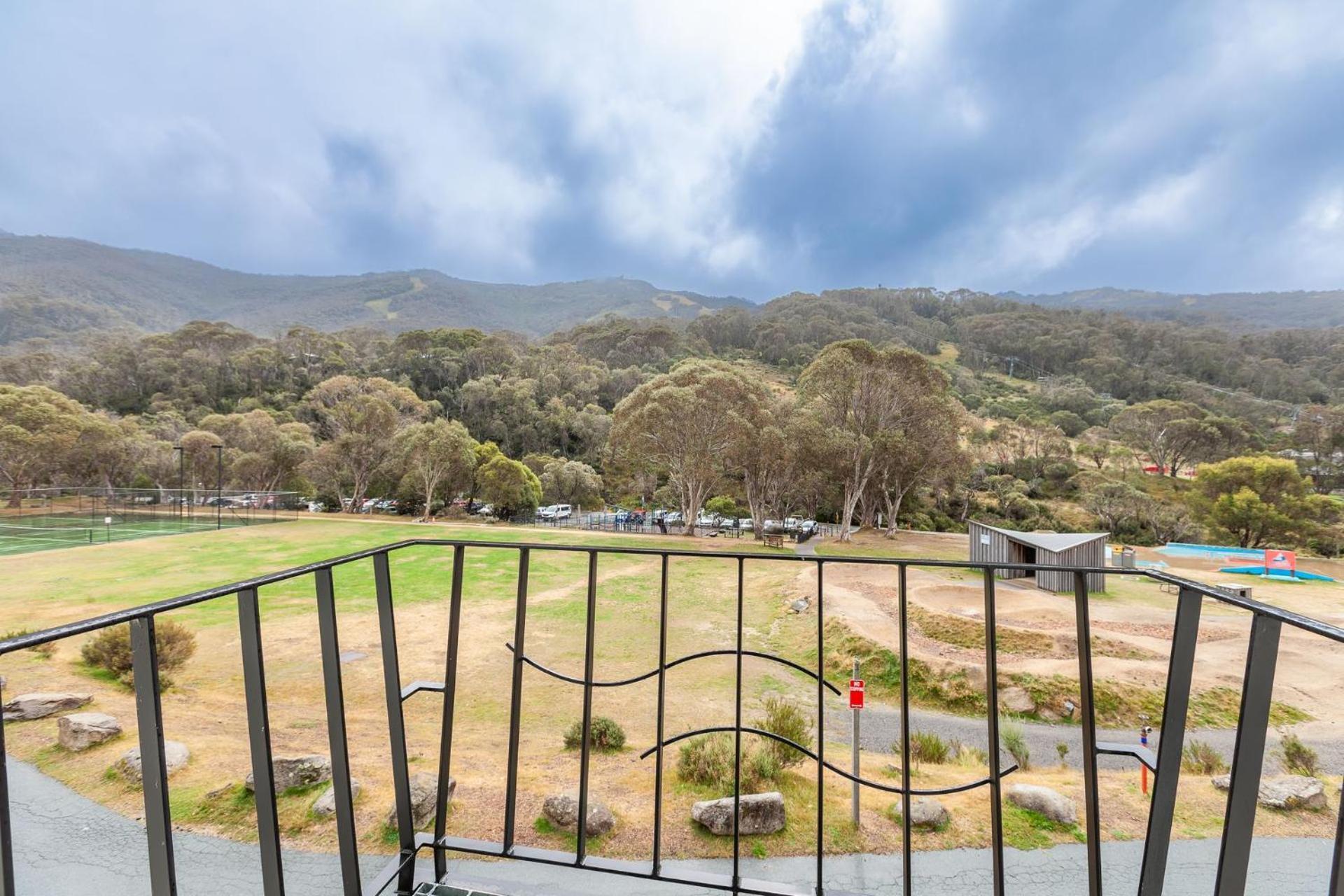 Village Green 2 Bedroom Loft Townhouse With Views Fireplace And Garage Parking Thredbo Luaran gambar