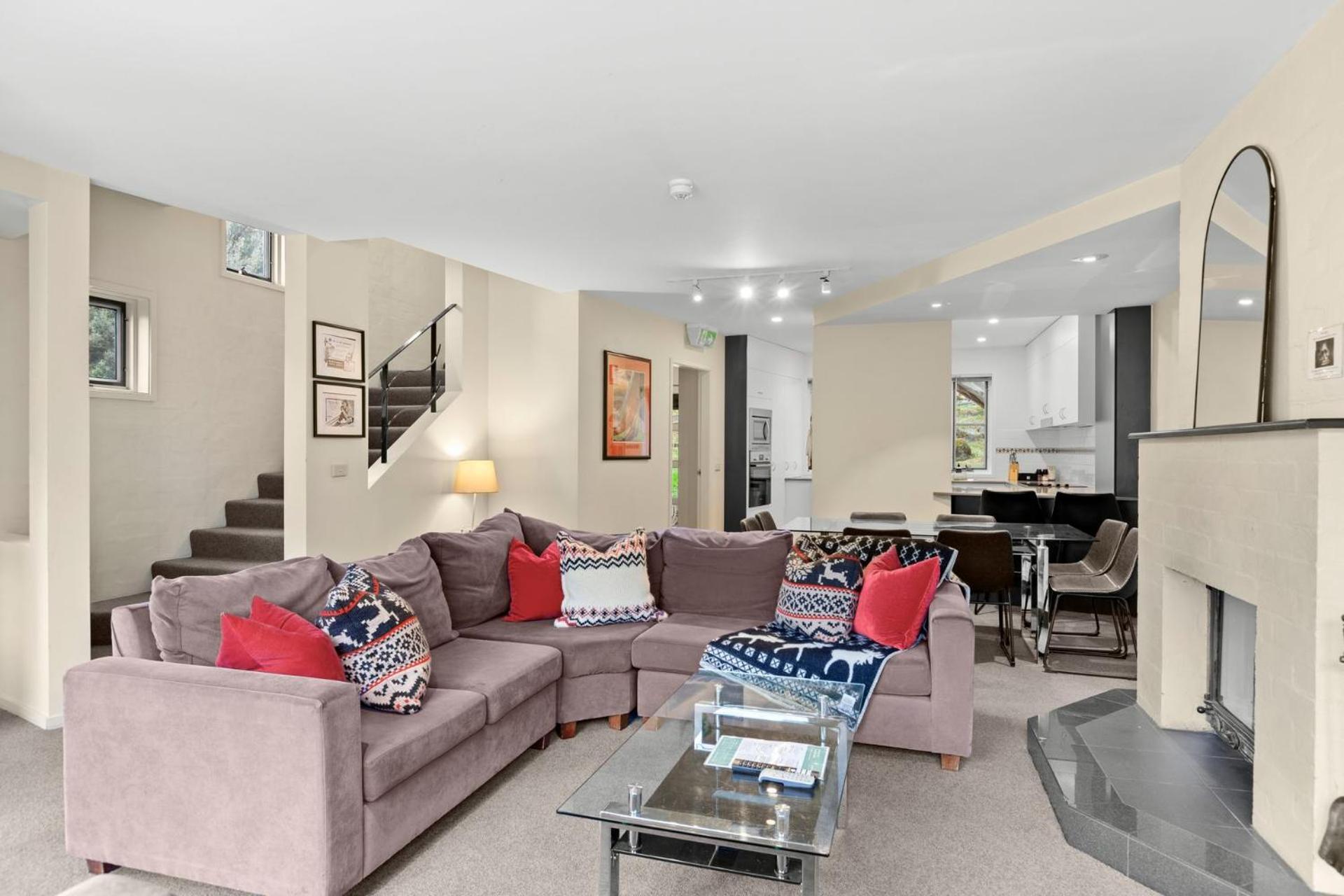 Village Green 2 Bedroom Loft Townhouse With Views Fireplace And Garage Parking Thredbo Luaran gambar