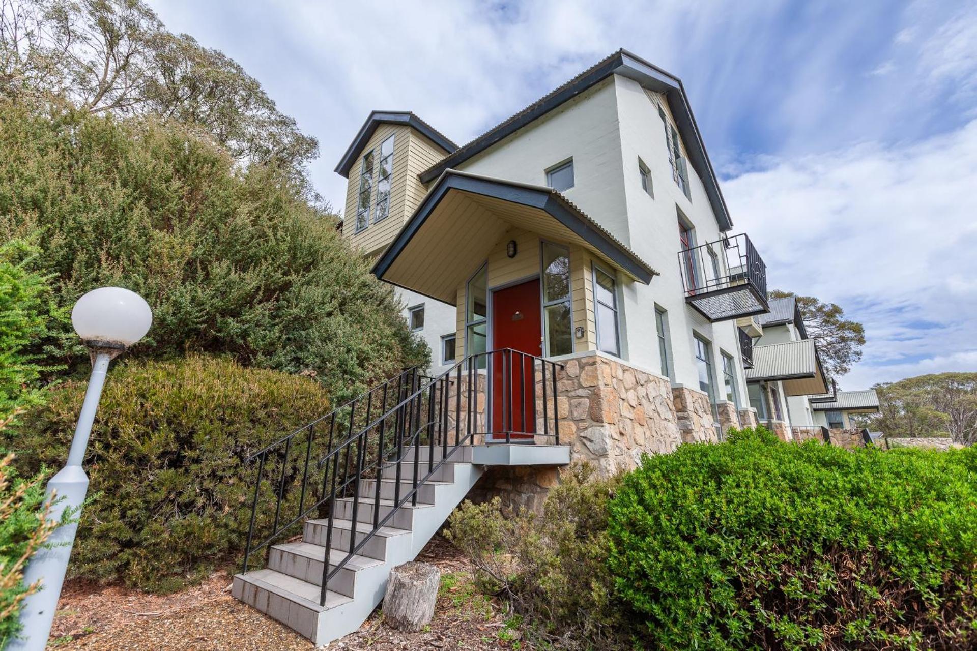 Village Green 2 Bedroom Loft Townhouse With Views Fireplace And Garage Parking Thredbo Luaran gambar