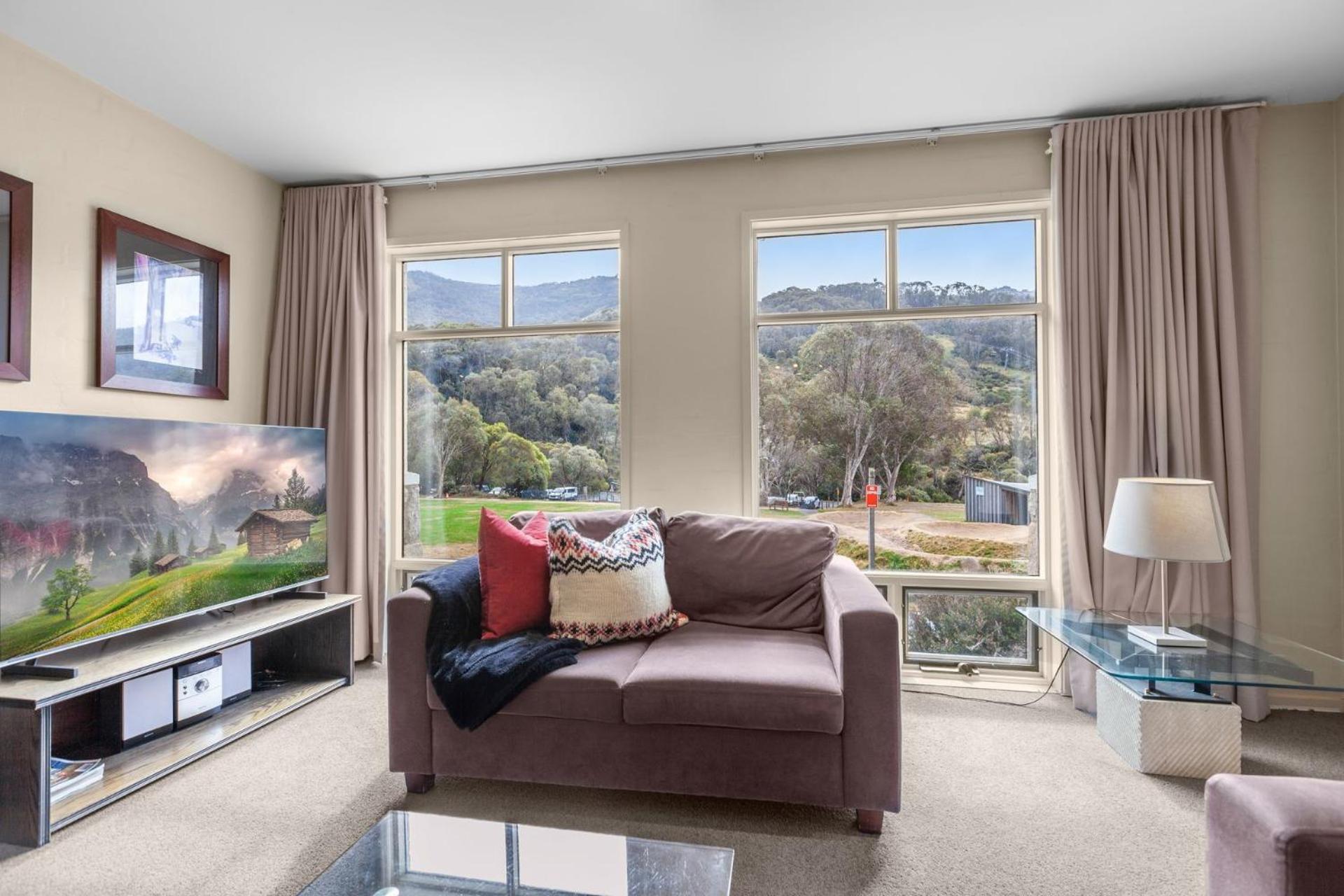 Village Green 2 Bedroom Loft Townhouse With Views Fireplace And Garage Parking Thredbo Luaran gambar
