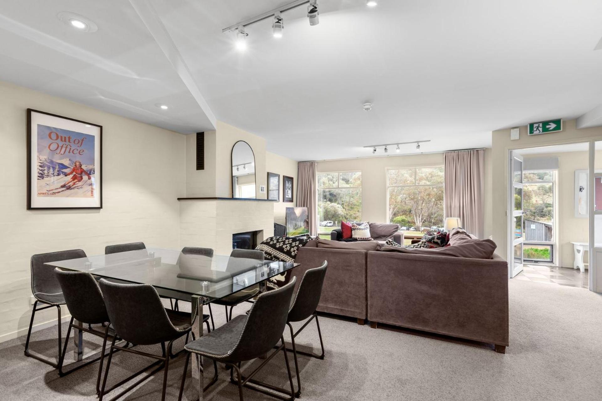 Village Green 2 Bedroom Loft Townhouse With Views Fireplace And Garage Parking Thredbo Luaran gambar