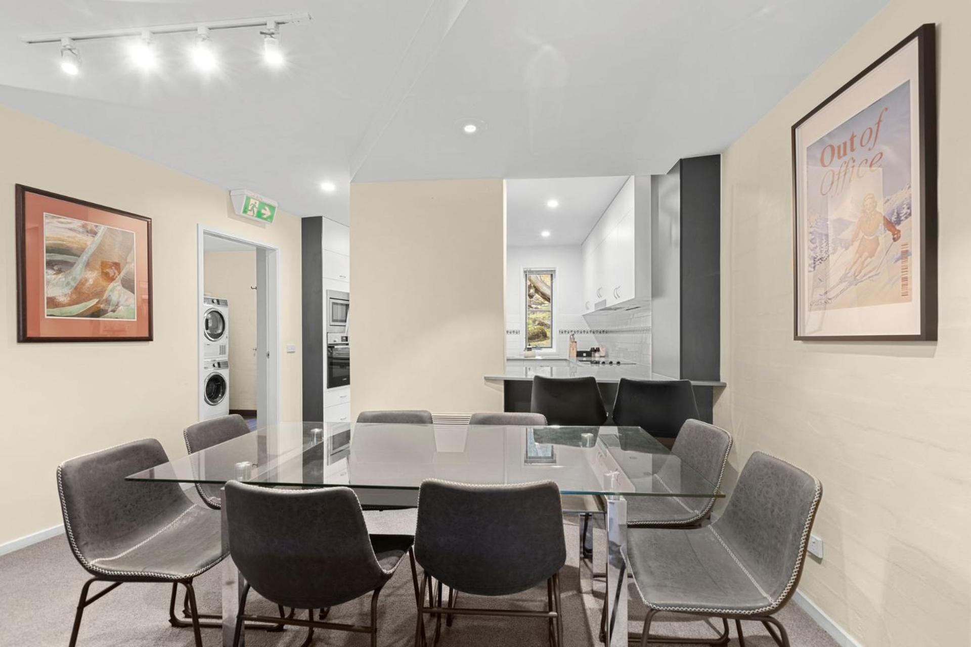 Village Green 2 Bedroom Loft Townhouse With Views Fireplace And Garage Parking Thredbo Luaran gambar