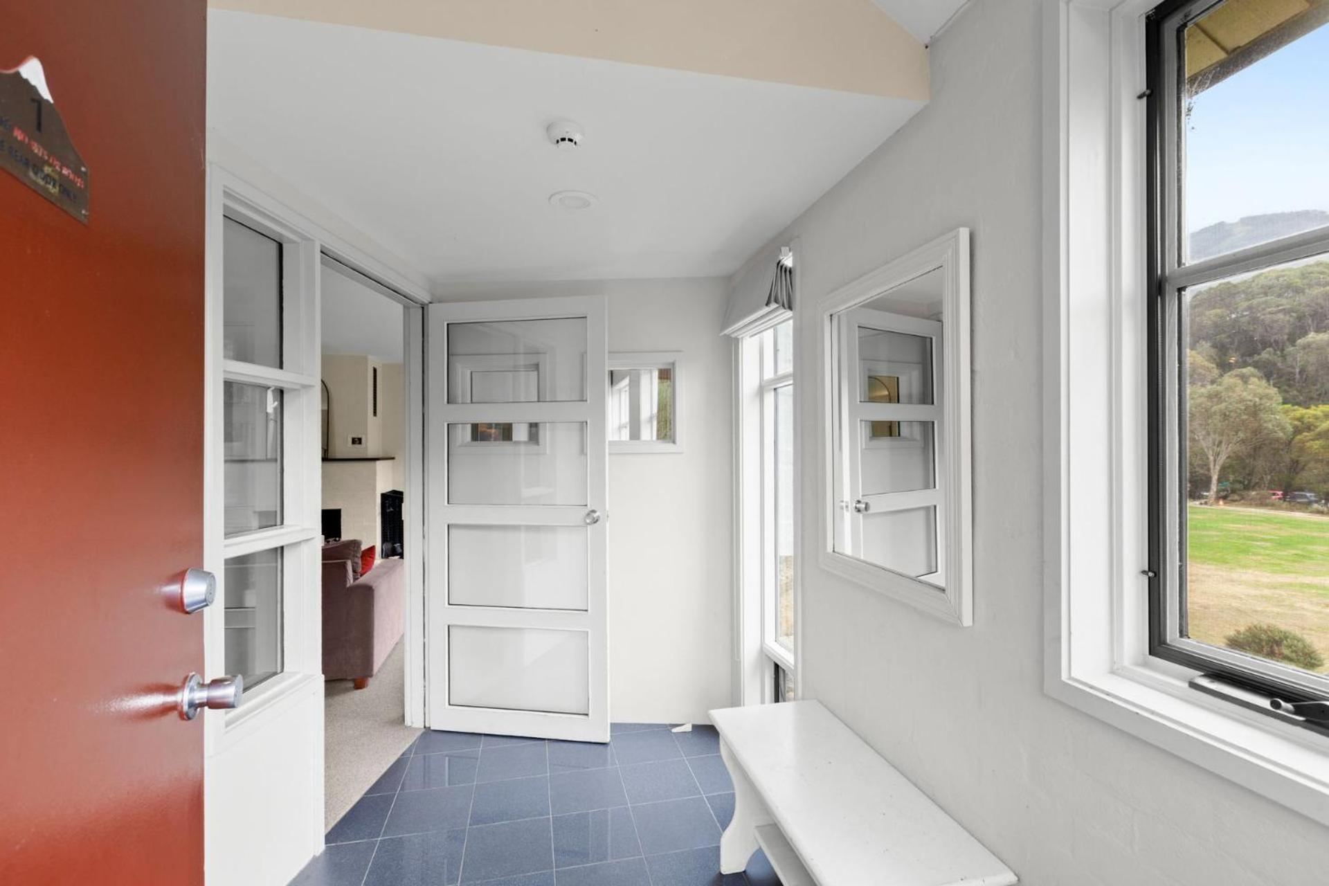 Village Green 2 Bedroom Loft Townhouse With Views Fireplace And Garage Parking Thredbo Luaran gambar