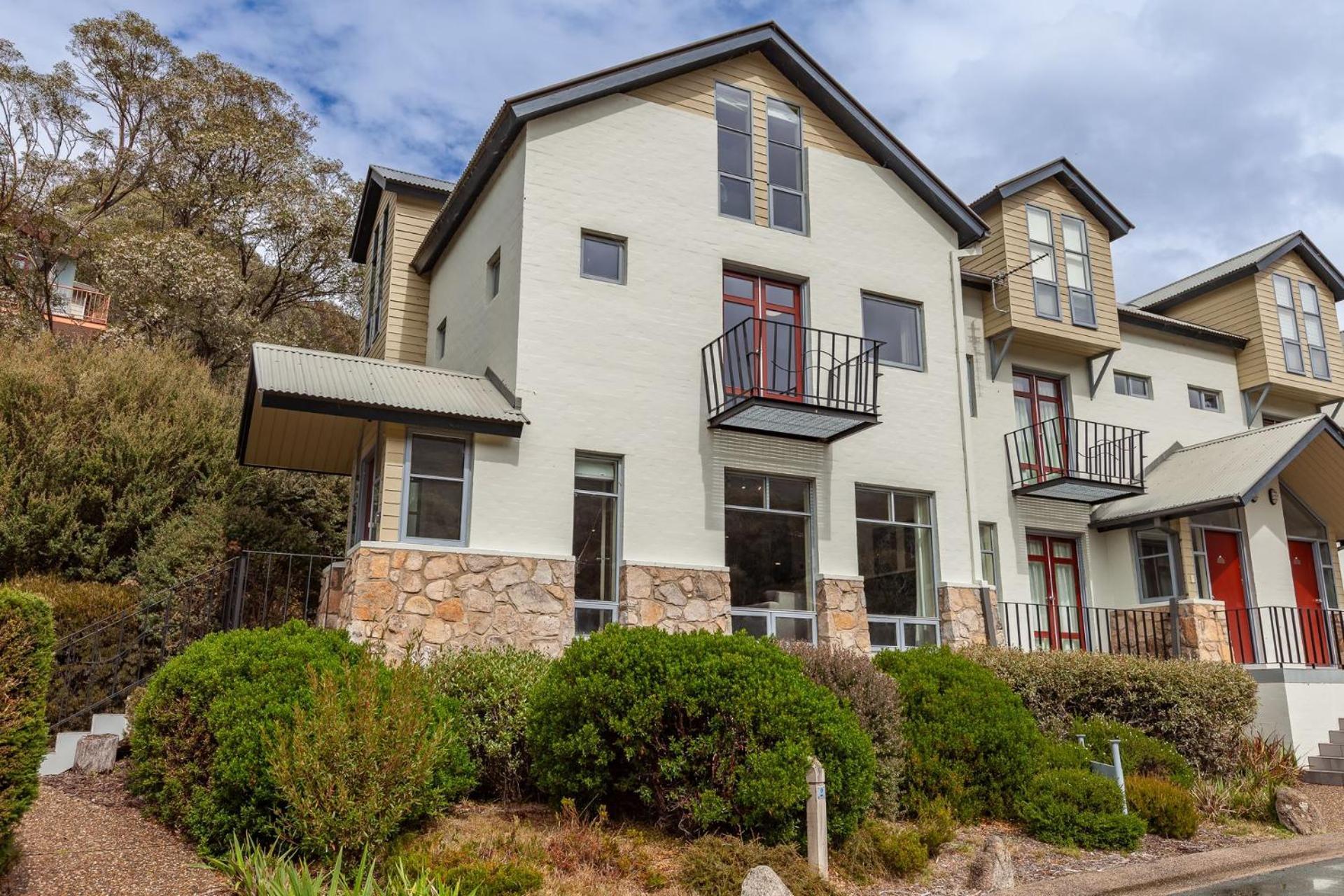 Village Green 2 Bedroom Loft Townhouse With Views Fireplace And Garage Parking Thredbo Luaran gambar