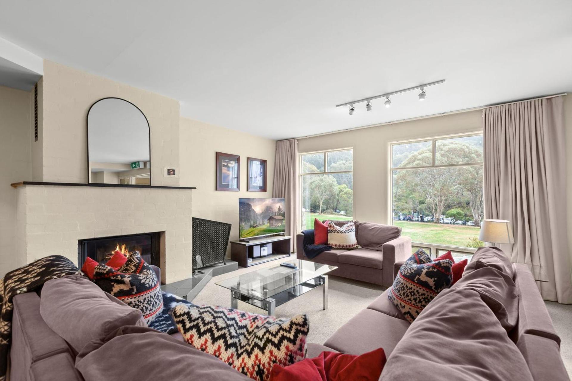 Village Green 2 Bedroom Loft Townhouse With Views Fireplace And Garage Parking Thredbo Luaran gambar